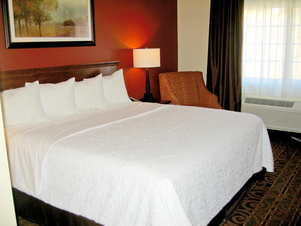 Savanna Inn & Suites Luaran gambar